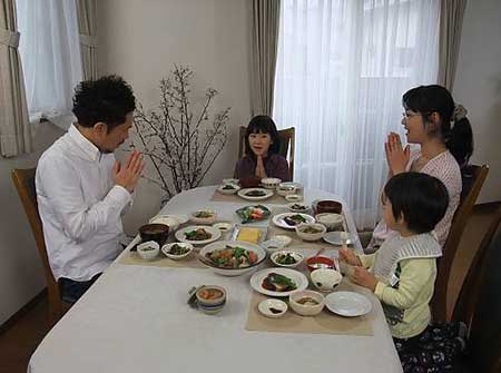 มารยาทบนโต๊ะอาหาร