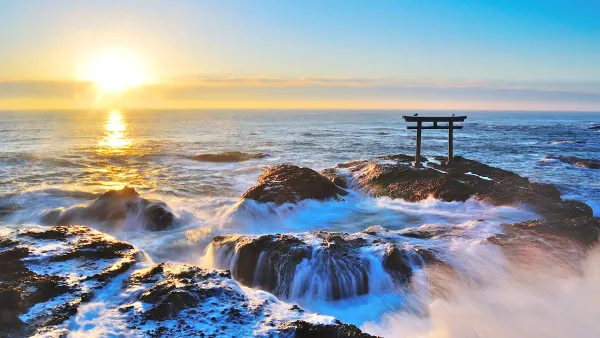 ประตูโทริอิ Kamiiso no Torii บนโขดหินกลางคลื่นทะเล จังหวัดอิบารากิ