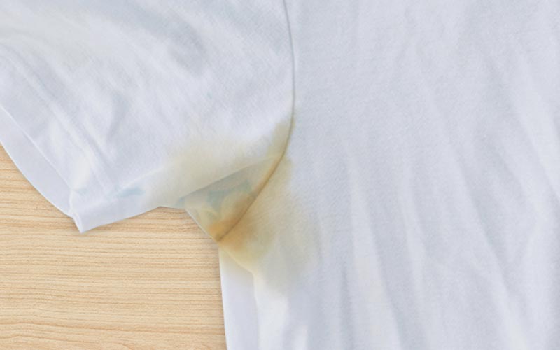 วิธีขจัดคราบเหลืองบนเสื้อผ้า