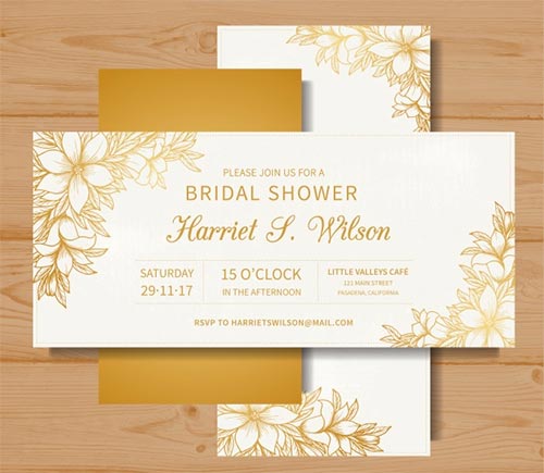 การ์ดเชิญงาน Bridal Shower โทนสีขาวและทอง ตกแต่งด้วยลายเส้นรูปดอกไม้สีทองสุดประณีตที่มุมการ์ด ระบุชื่อ Harriet S. Wilson วางซ้อนบนซองสีทองและพื้นหลังลายไม้